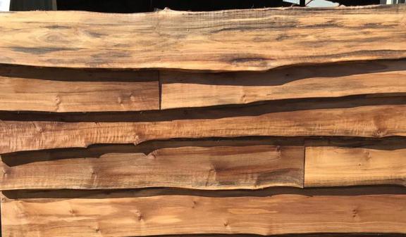 Tablas de madera de nogal y cerezo con cantos naturales
